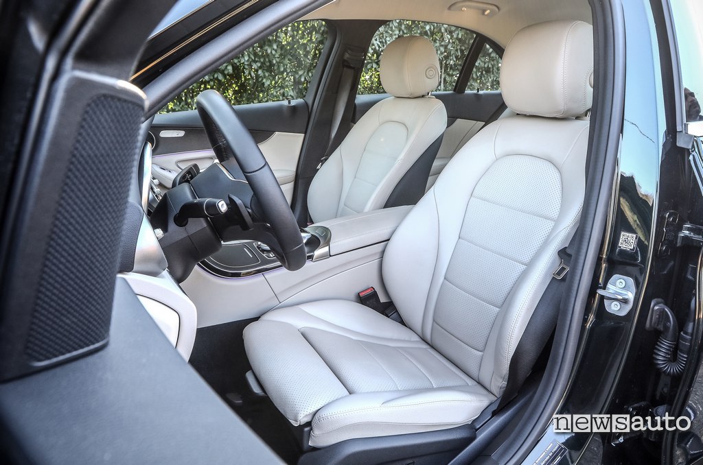 Sedili anteriori Mercedes C200 Hybrid, l'abitacolo è spettacolare ed elegante