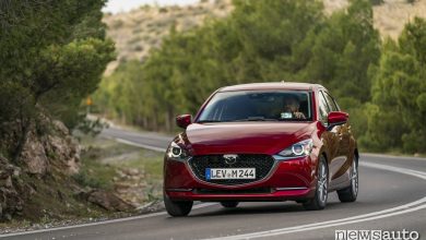 Vista anteriore Mazda2 2020 Soul Red Crystal