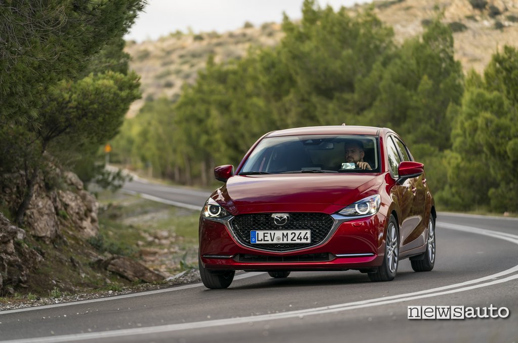 Vista anteriore Mazda2 2020 Soul Red Crystal