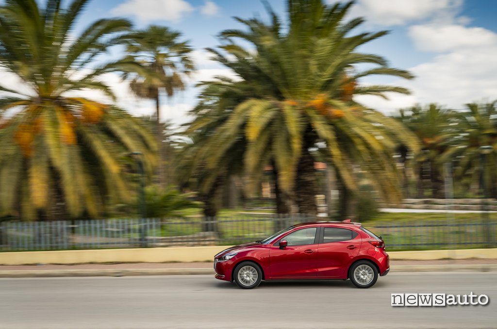 Vista laterale Mazda2 2020