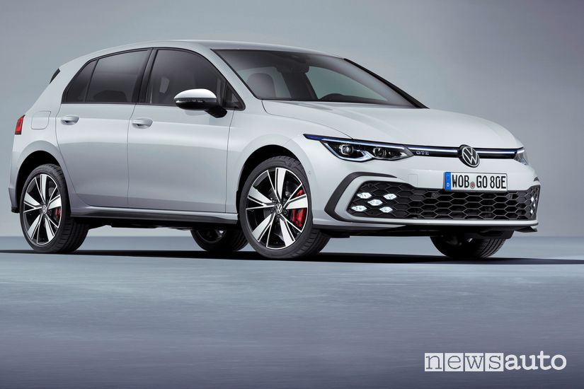 Vista di profilo Volkswagen Golf GTE PHEV 2020