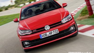 Vista anteriore Volkswagen Polo GTI in pista