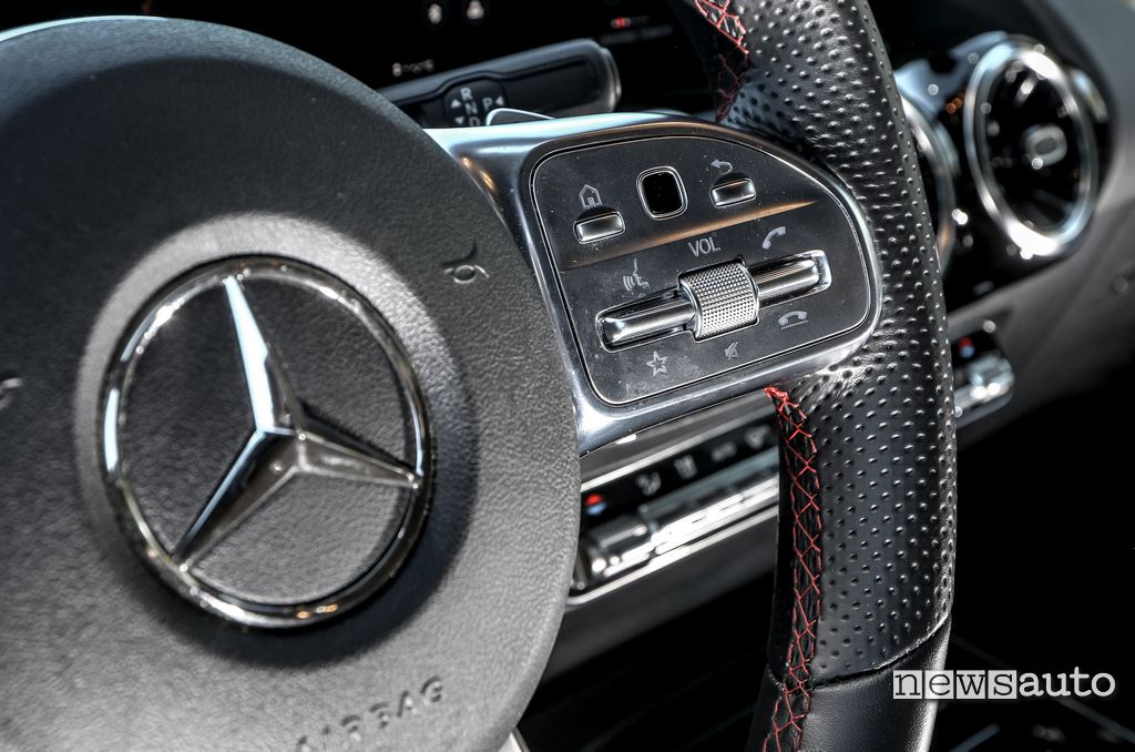 comandi a sfioramento Touch control sul volante di Mercedes B180d 2020
