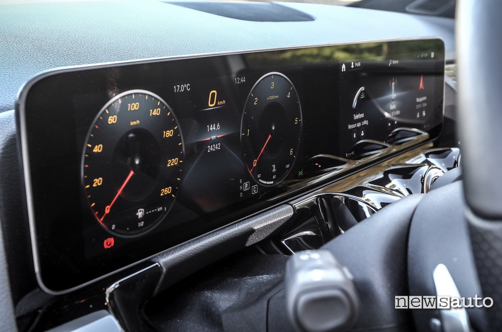 molto scenografico il doppio display da 10,25" del sistema MBUX di Mercedes B180d 2020