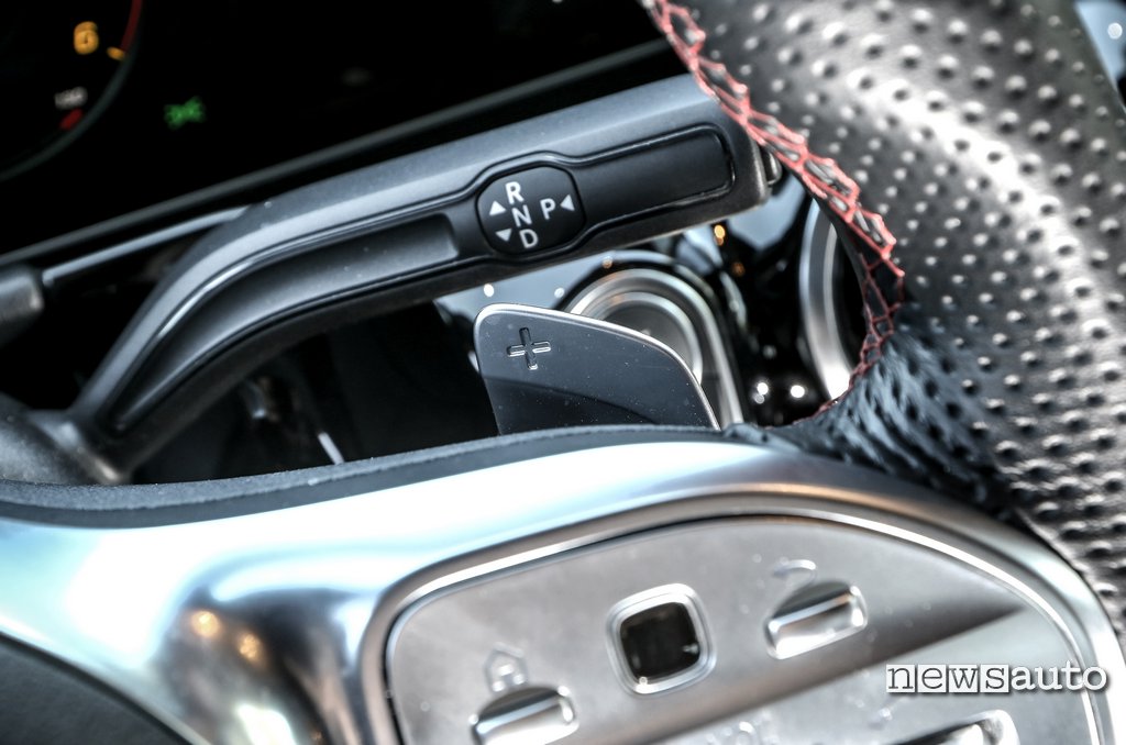 leva cambio e palette al volante di Mercedes B180d 2020