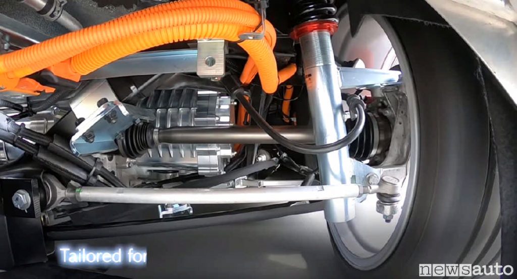 Motore elettrico Yamaha montato sotto l'Alfa Romeo 4C in fase di test