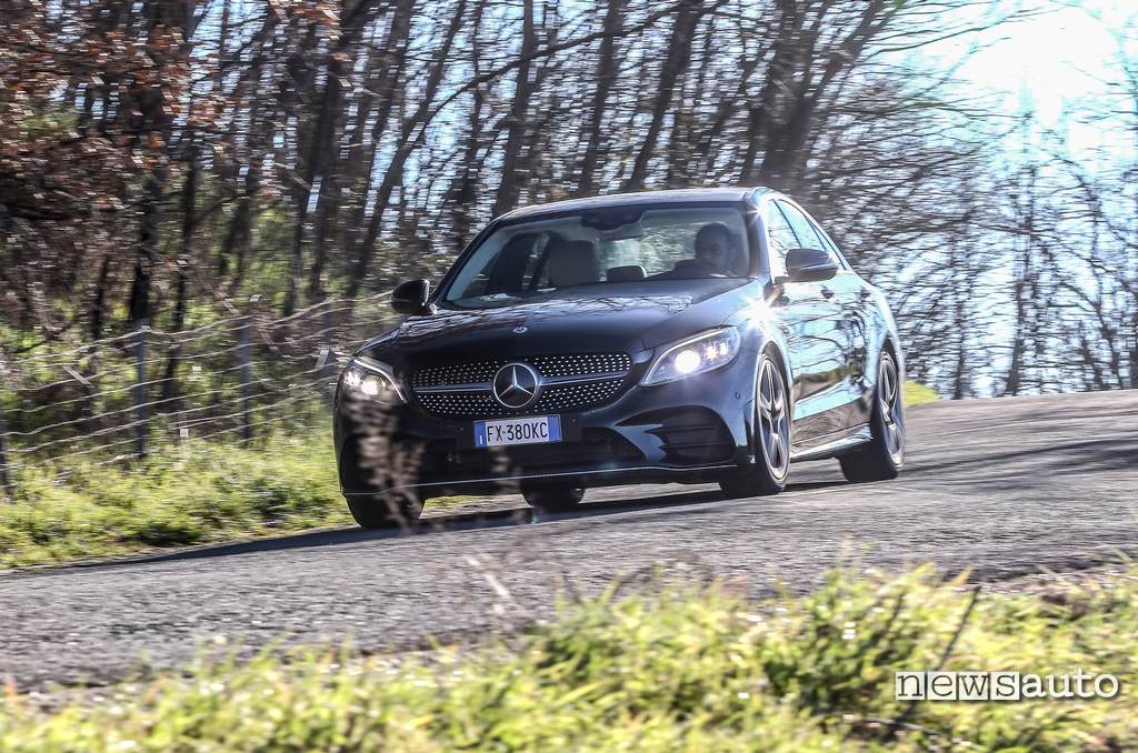 prova Mercedes C200 Hybrid, frontale rinnovato bello aggressivo ma stiloso