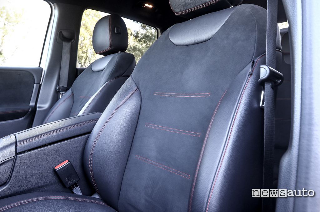 molto comodi e contenitivi i sedili anteriori in pelle di Mercedes B180d 2020
