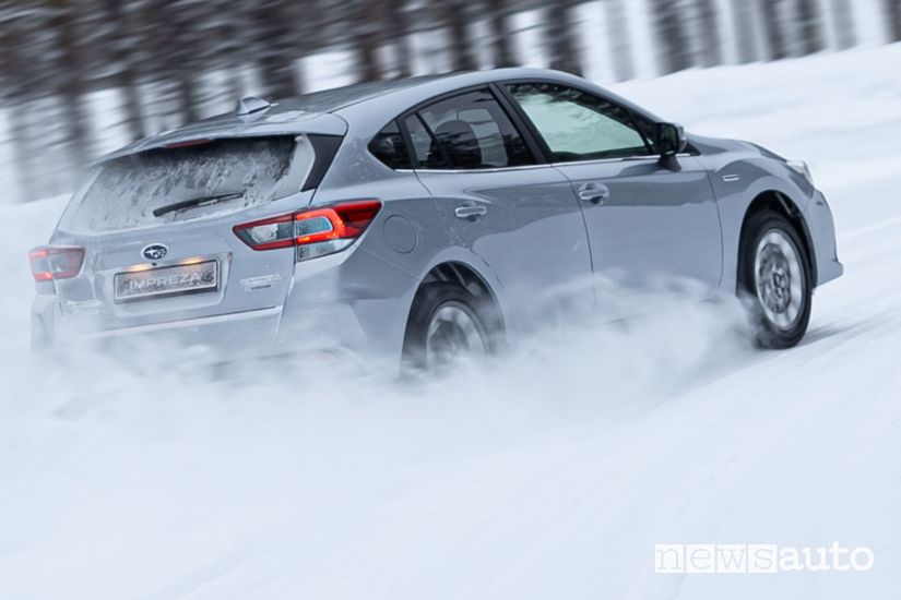 Vista posteriore Subaru Impreza e-Boxer sulla neve