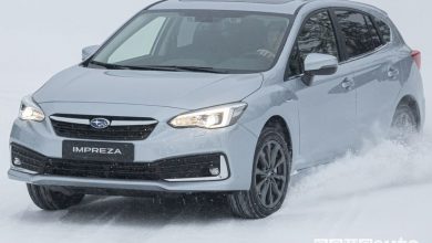 Vista anteriore Subaru Impreza e-Boxer sulla neve