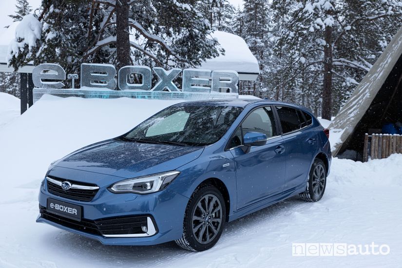 Vista di profilo Subaru Impreza e-Boxer