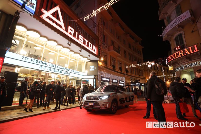 Suzuki Vitara Hybrid davanti all'entrata del Teatro Ariston di Sanremo