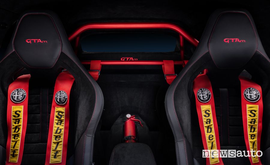Sedili sportivi e roll-bar nell'abitacolo dell'Alfa Romeo Giulia GTAm