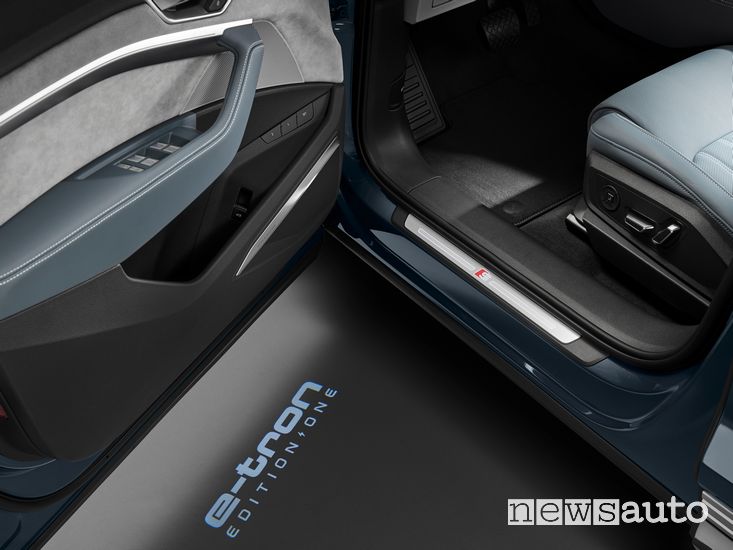 Logo portiera anteriore Audi e-tron Sportback 55 quattro Edition One