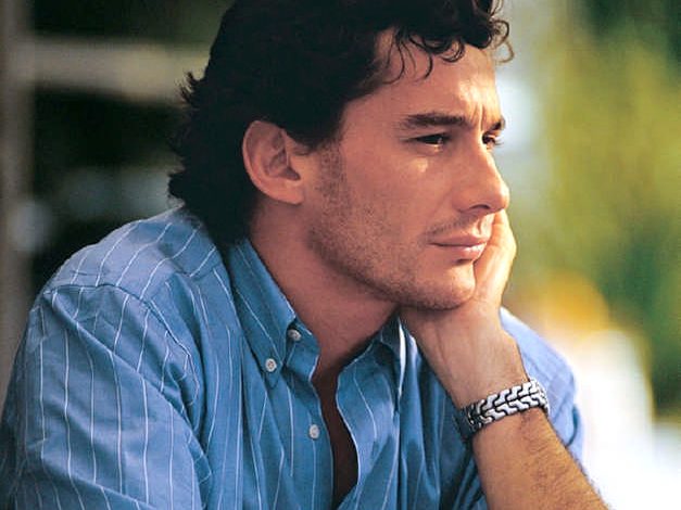 Ayrton Senna un primo piano che lo ritrae in un momento di riflessione