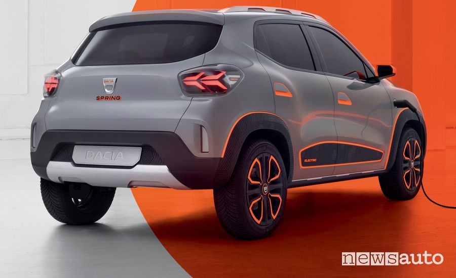 Vista posteriore Dacia Spring show car elettrica in ricarica