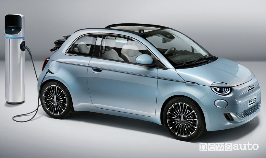 Frontale Fiat 500 elettrica cabrio in ricarica