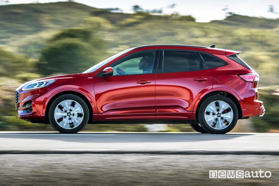 Vista laterale Ford Kuga ST Line X EcoBlue Hybrid