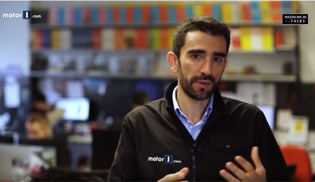 Alessandro Lago, direttore di Motor1 Italia, ha parlato di vantaggi e svantaggi dei veicoli elettrici.