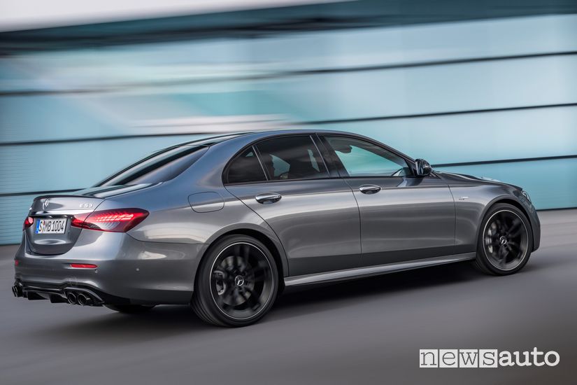 Vista laterale Mercedes-AMG E 53 4Matic+ in strada