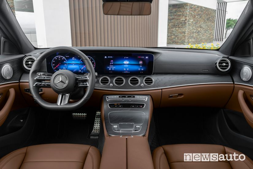 Interni, plancia strumenti Mercedes-Benz Classe E 2020 AMG Line