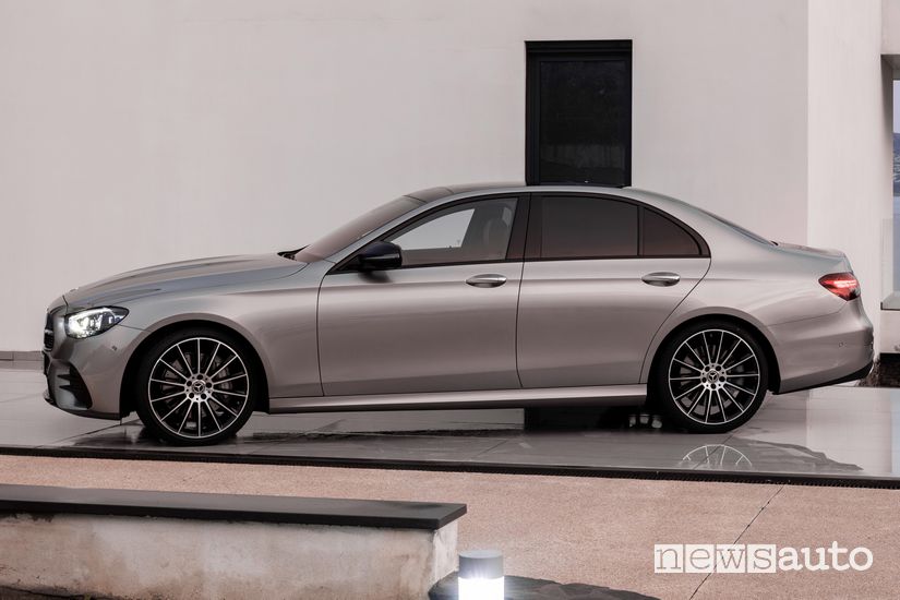 Vista laterale Mercedes-Benz Classe E 2020 AMG Line