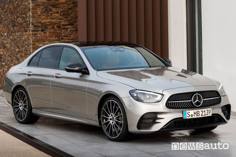 Vista di profilo Mercedes-Benz Classe E 2020 AMG Line
