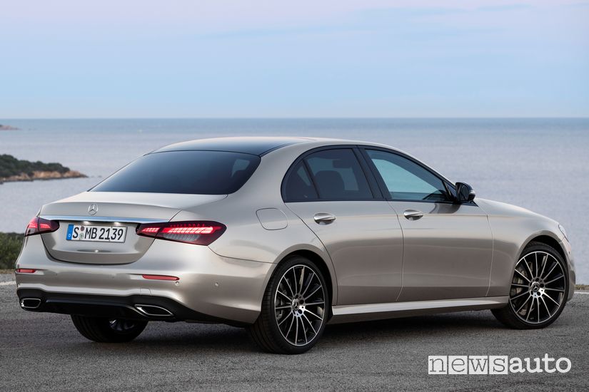 Vista posteriore Mercedes-Benz Classe E 2020 AMG Line