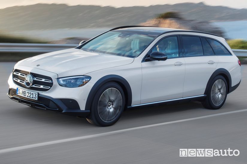 Vista di profilo Mercedes-Benz Classe E All Terrain 2020 in strada