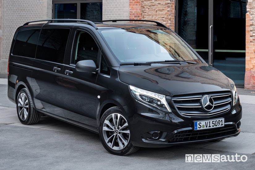 Vista di profilo Mercedes-Benz Vito Tourer 2020