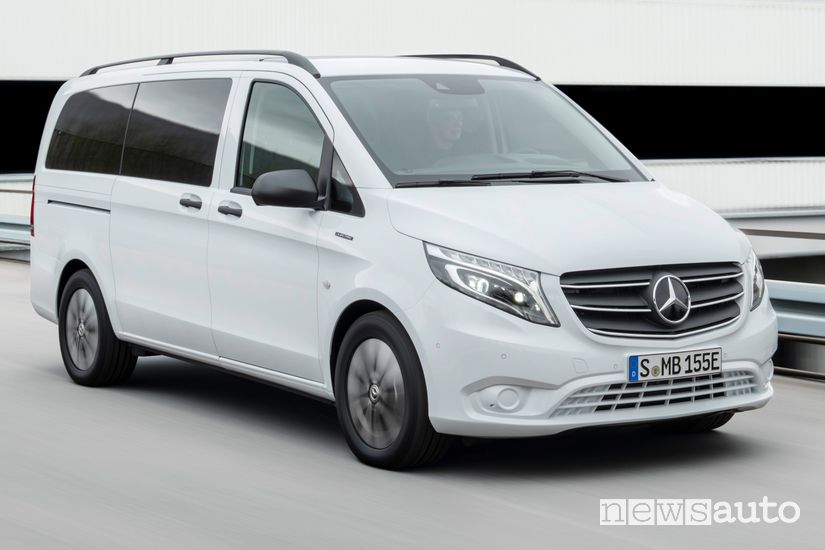 Vista di profilo Mercedes-Benz eVito Tourer, van elettrico