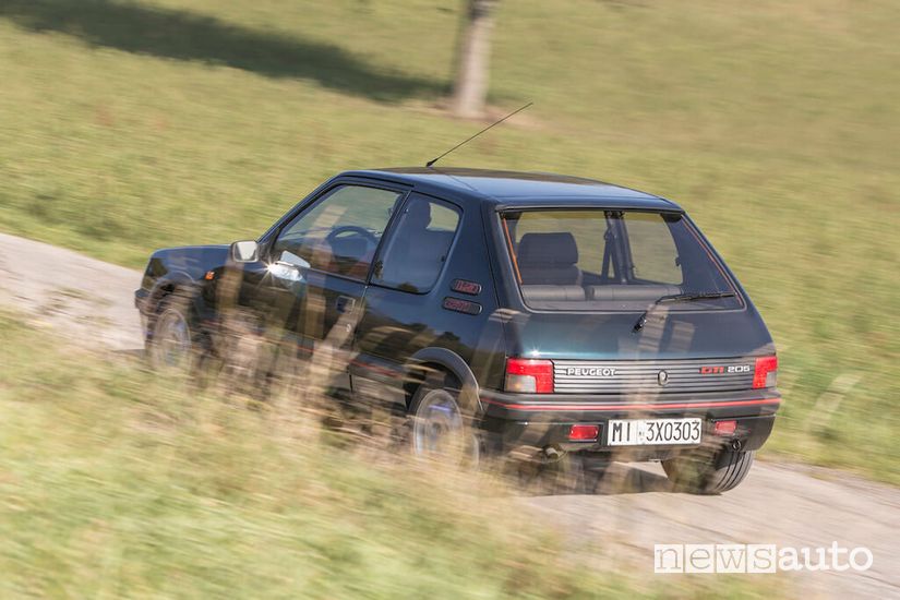Vista posteriore Peugeot 205 GTI Plus