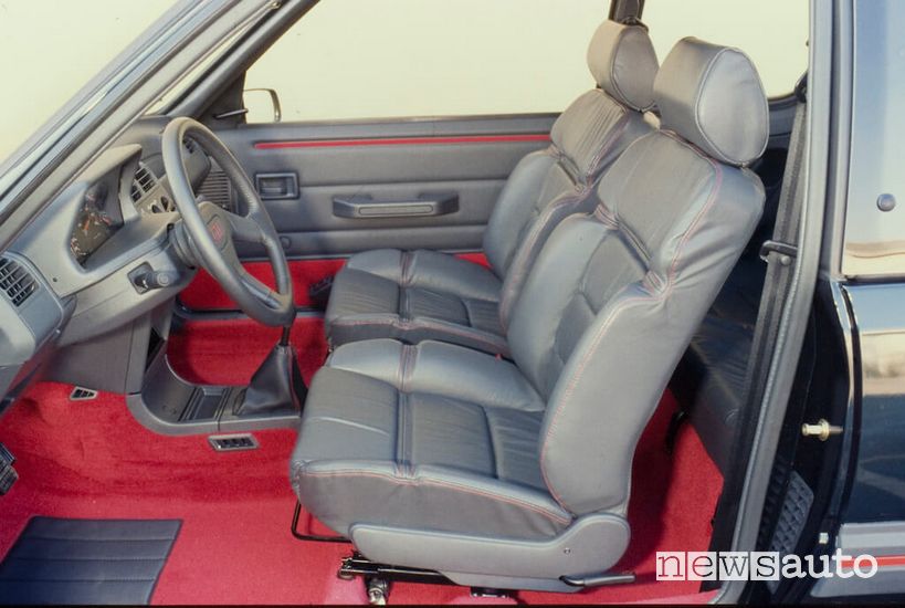 Sedili anteriori in pelle abitacolo Peugeot 205 GTI Plus