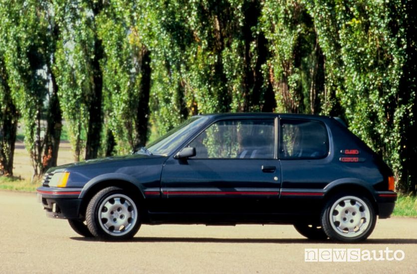 Vista laterale Peugeot 205 GTI Plus