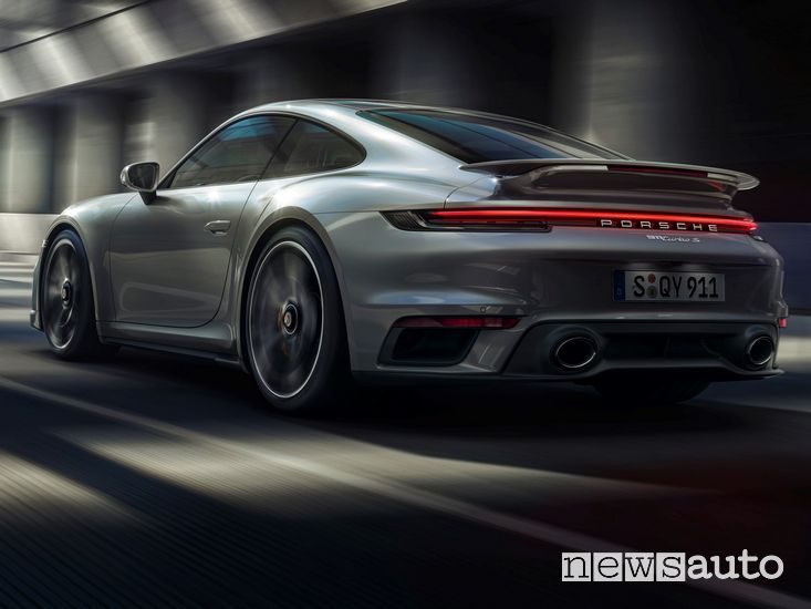 Vista posteriore Porsche 911 Turbo S Coupé