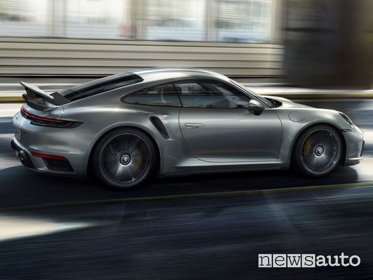 Vista laterale Porsche 911 Turbo S Coupé