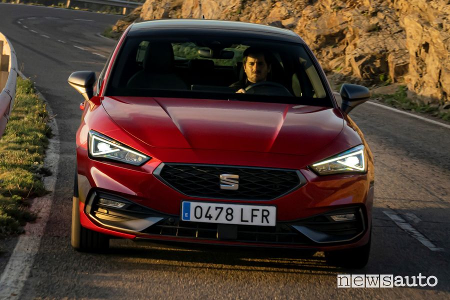 Vista anteriore Seat Leon FR rossa