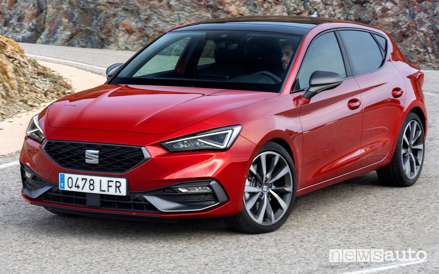 Vista anteriore Seat Leon FR rossa inserimento in curva