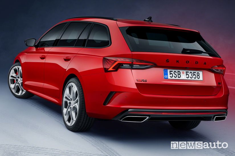 Vista posteriore Škoda Octavia RS iV station wagon