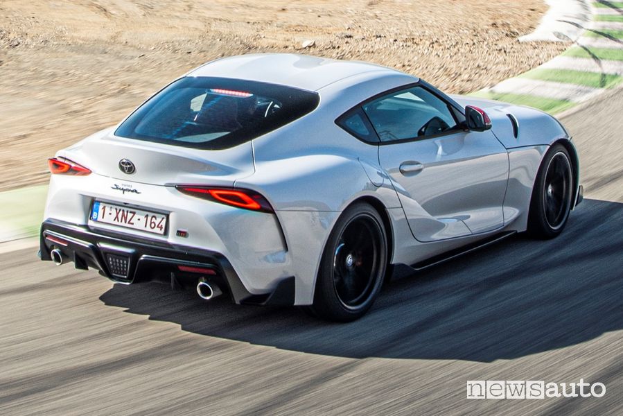 Inserimento in curva Toyota Supra GR 2.0 litri Fuji Speedway in pista