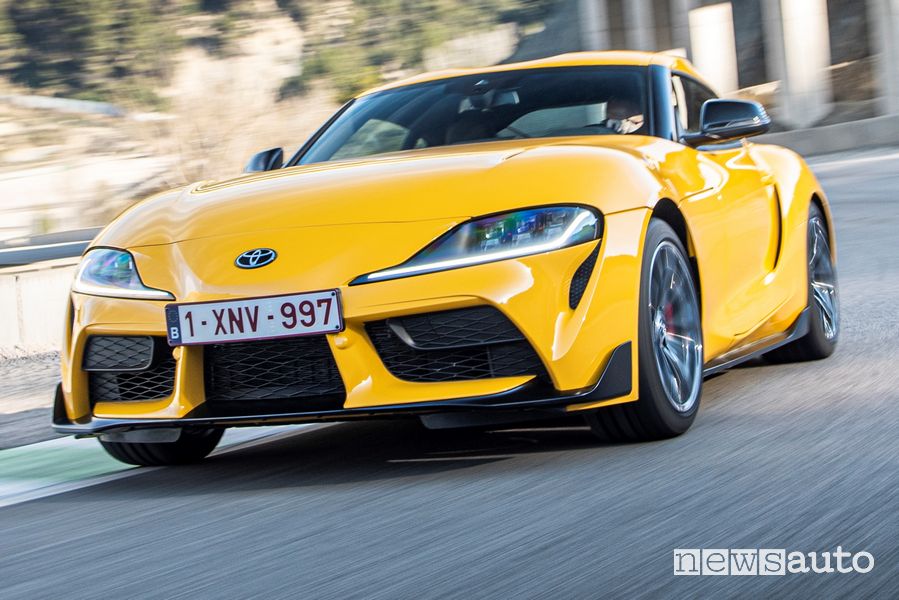 Vista anteriore Toyota Supra GR 2.0 litri in pista