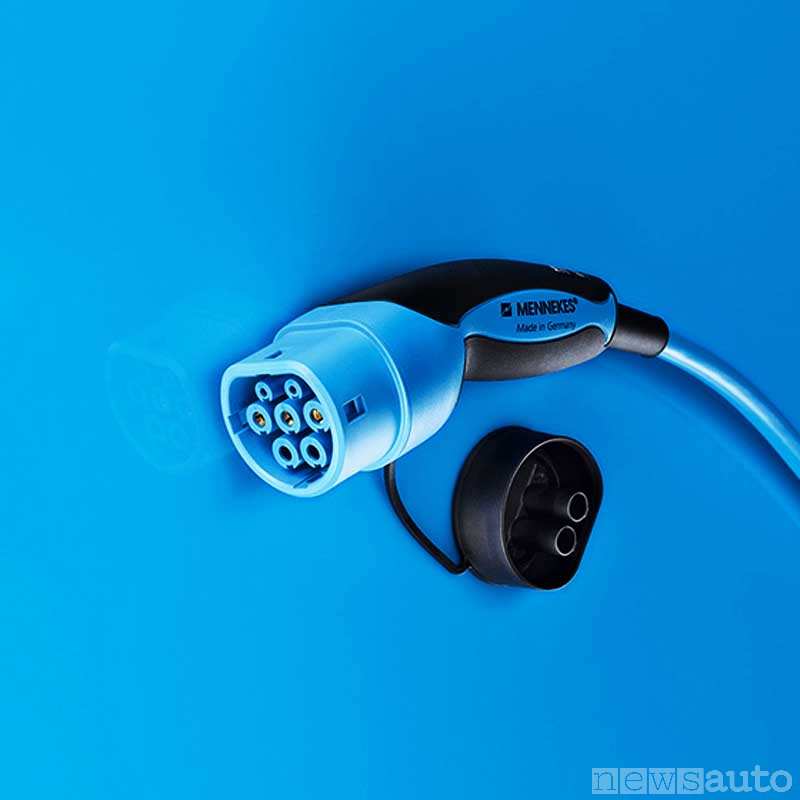 Il connettore della Volvo XC40 ibrida plug-in Type 2 Mennekes per la ricarica delle auto elettriche anche in  corrente trifase AC 230 volts (VDE-AR-E 2623-2-2)