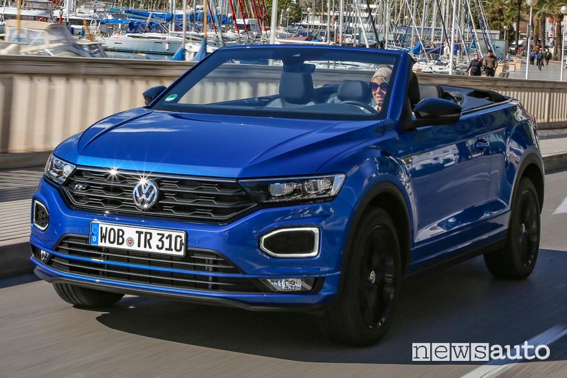Vista di profilo Volkswagen T-Roc Cabriolet R-Line in movimento