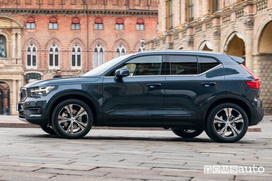 Vano di ricarica nella vista laterale della Volvo XC40 Hybrid Plug-in Recharge Inscription PHEV 