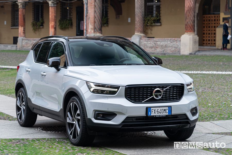 Paraurti di profilo Volvo XC40 Recharge R-Design PHEV