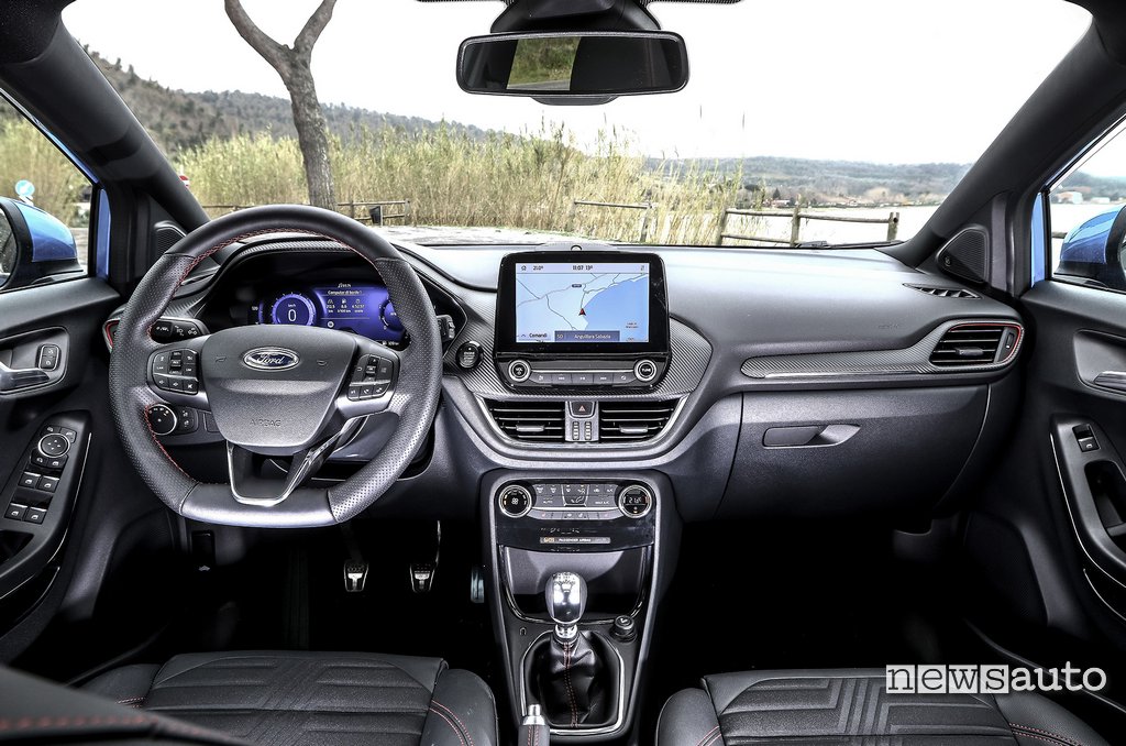 Abitacolo, interni con il volante sportivo sulla nuova Ford Puma 2020
