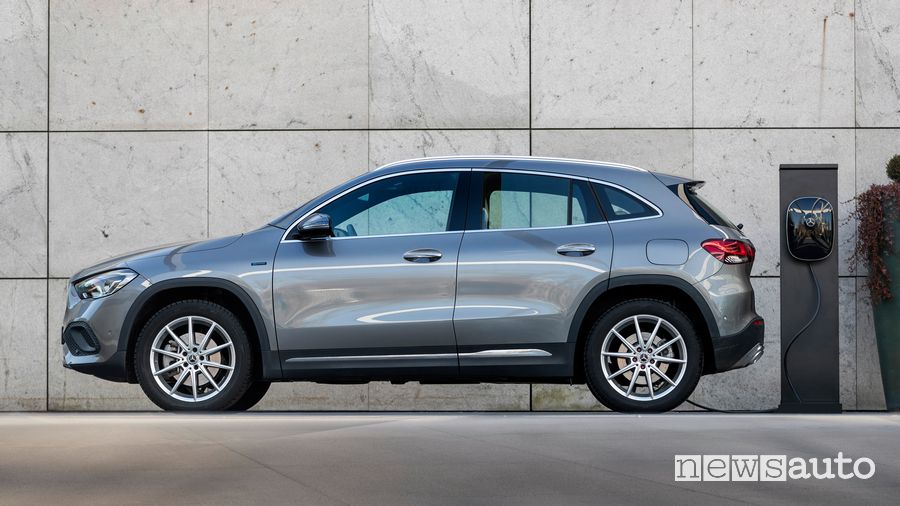Mercedes-Benz GLA 250 e EQ Power  in ricarica da wallbox