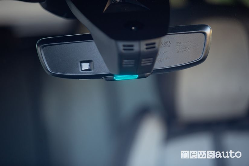 auto ibride plug-in Peugeot led specchietto