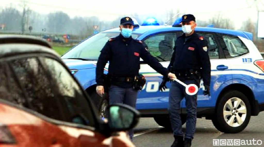 Posto di blocco della Polizia dove viene richiesta l'esibizione della autodichiarazione
