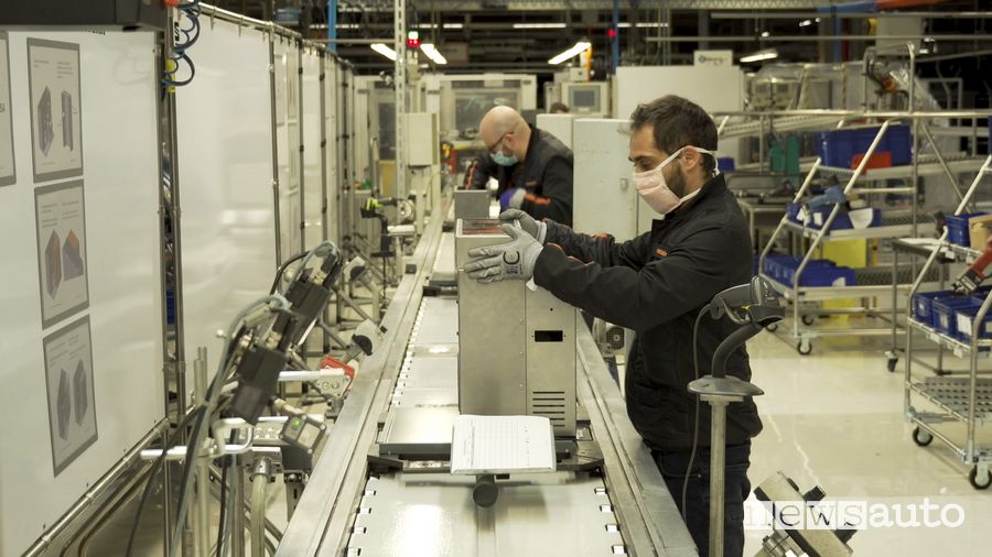 Sulla catena di montaggio della Leon la Seat produce ventilatori polmonari 